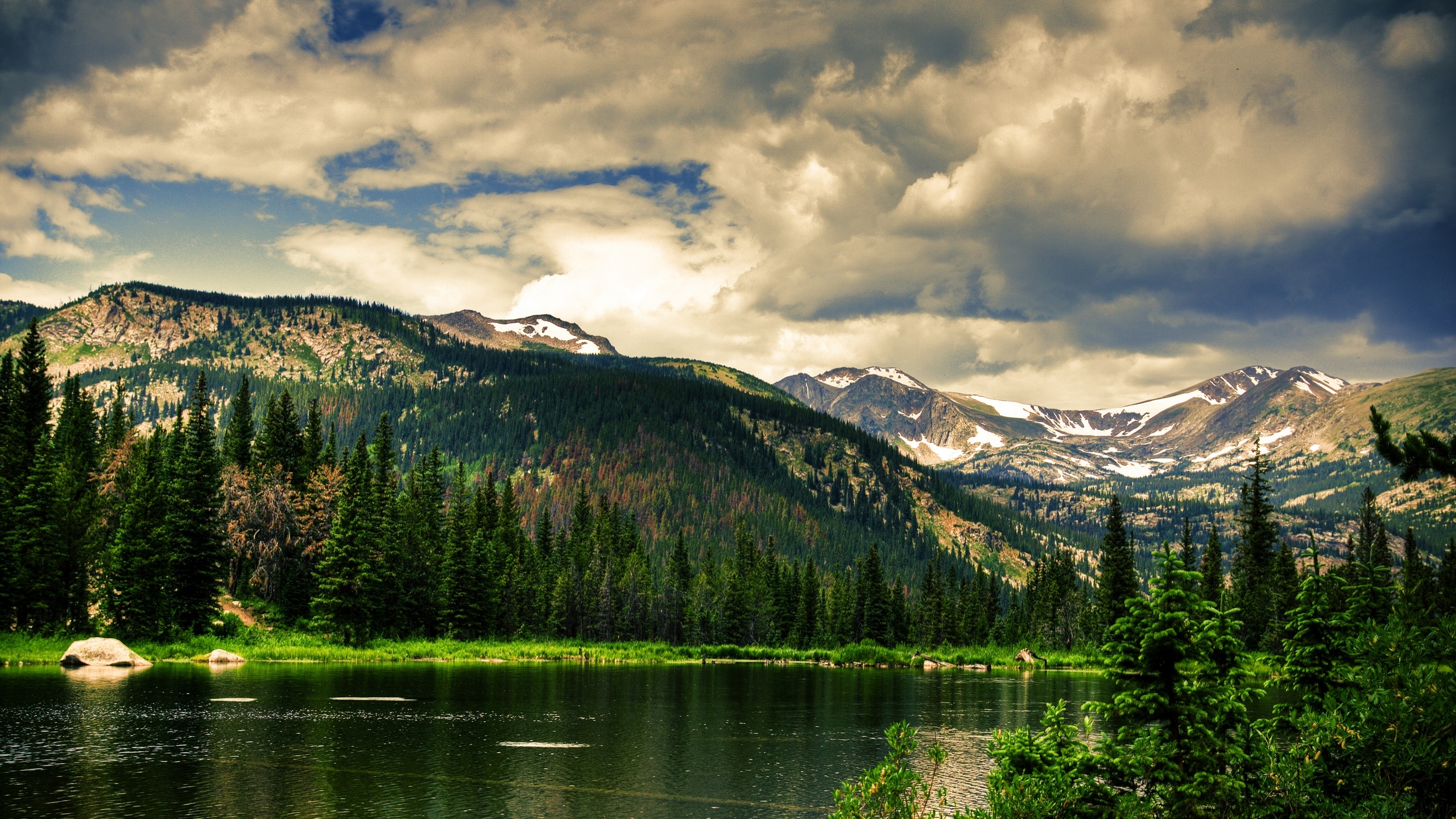 природа деревья горы облака озеро nature trees mountains clouds the lake скачать